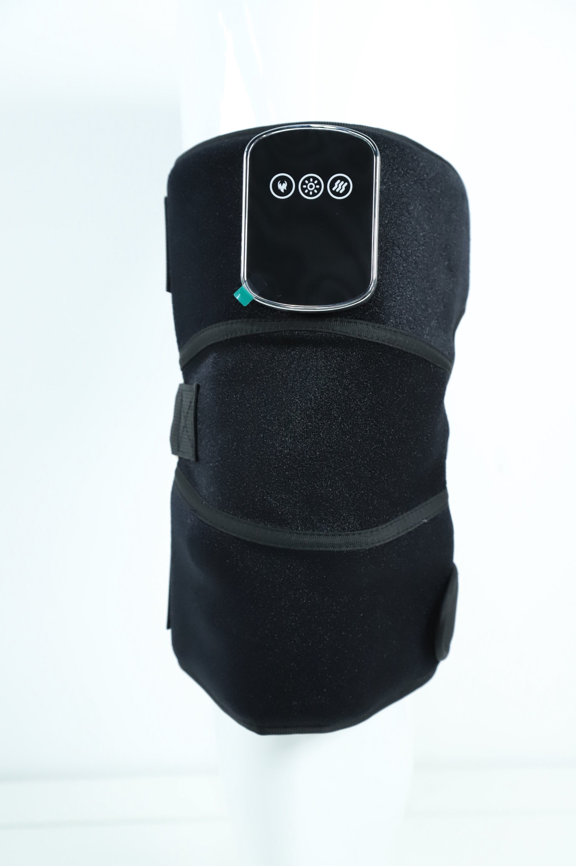 Knee wrap fastened with three straps, with the controller on the side