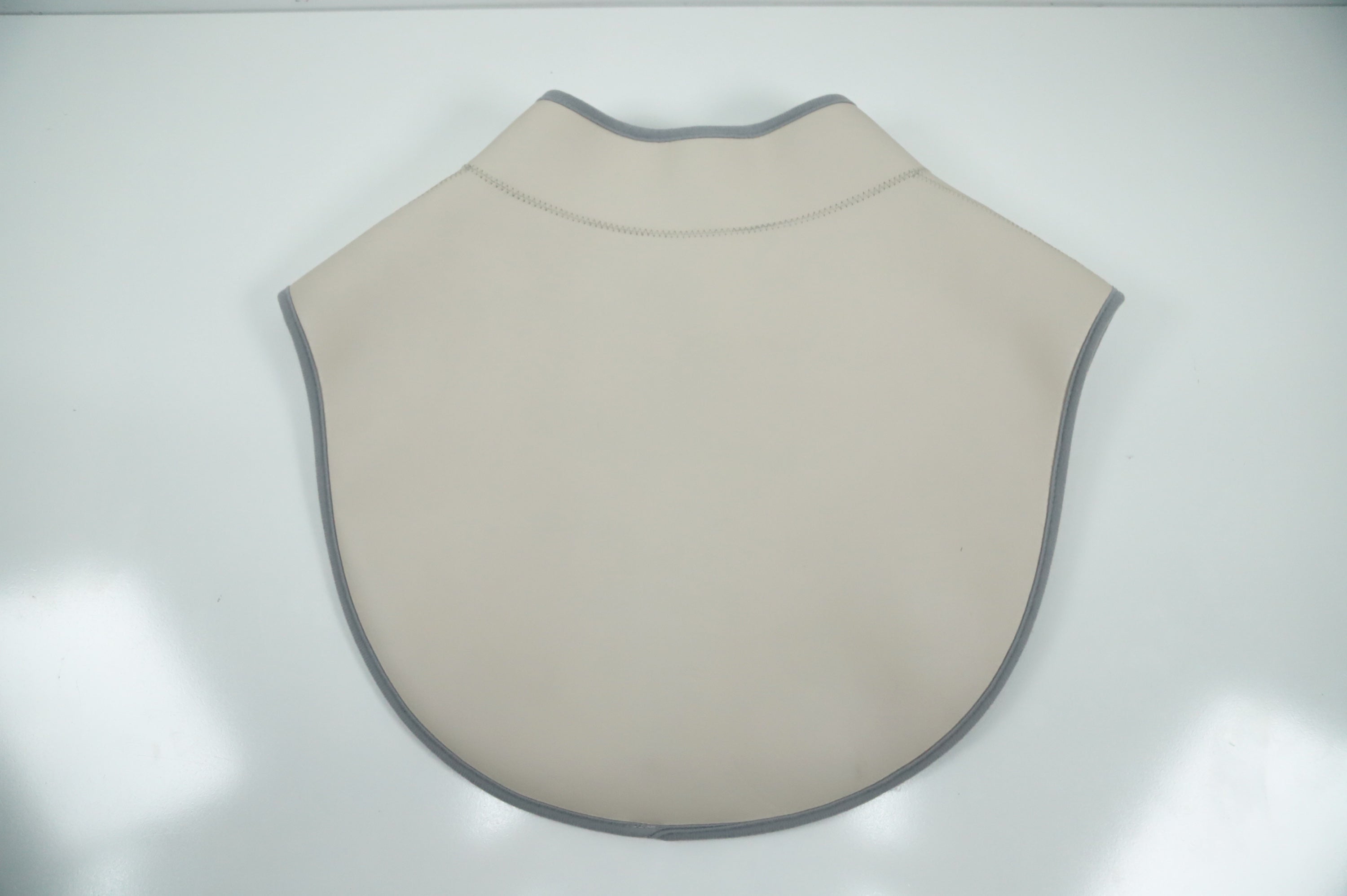 Back of the red light therapy neck and shoulder wrap